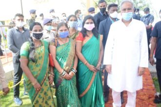 Chief Minister meets skilled women who identify products made from