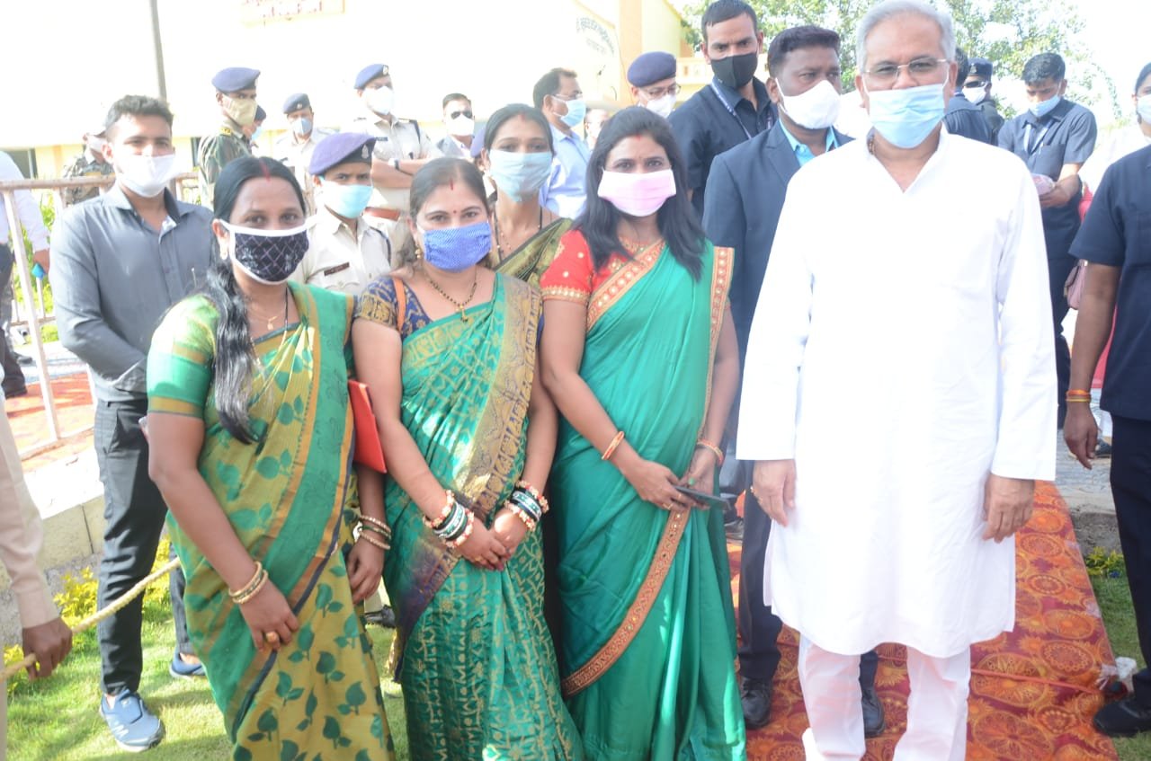Chief Minister meets skilled women who identify products made from