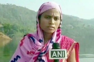 जज्बे को सलाम: फर्ज के लिए रोज 18 किमी नाव चलाकर जाती है ये आंगनवाड़ी कार्यकर्ता