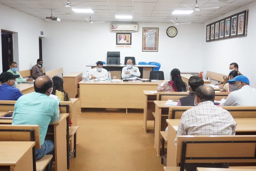 Collector took a meeting of the officials of Bhilai Corporation