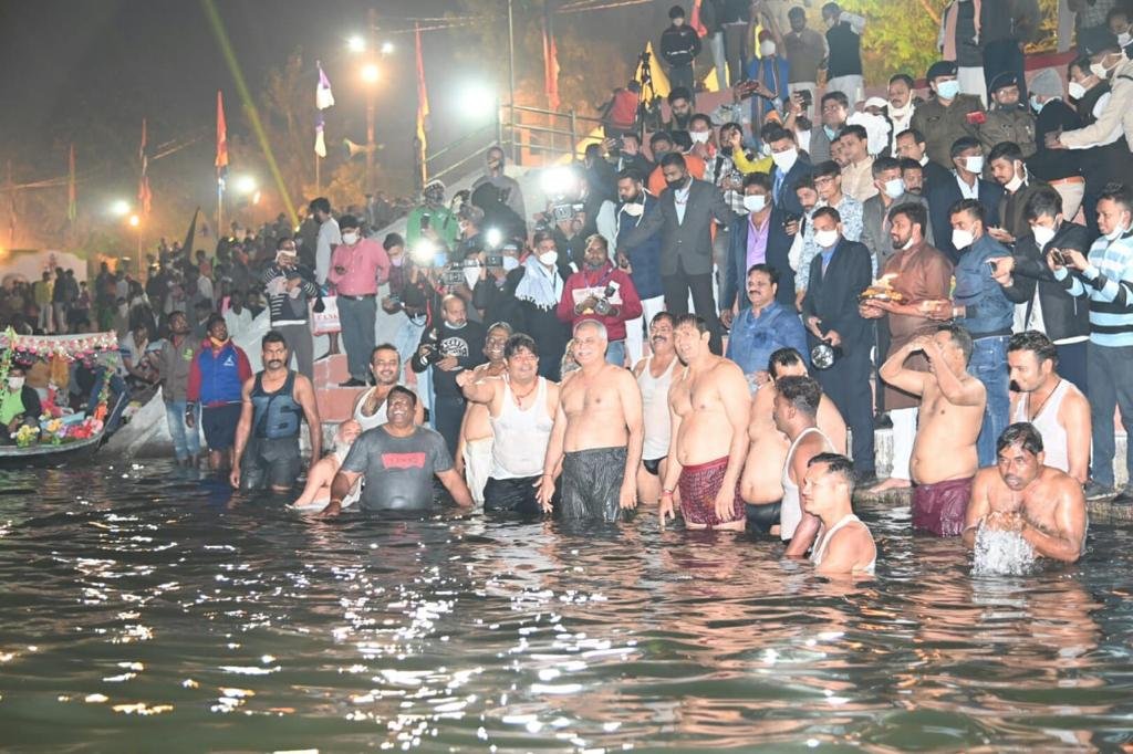 Chief Minister Bhupesh Baghel did the Kartik Purnima bath