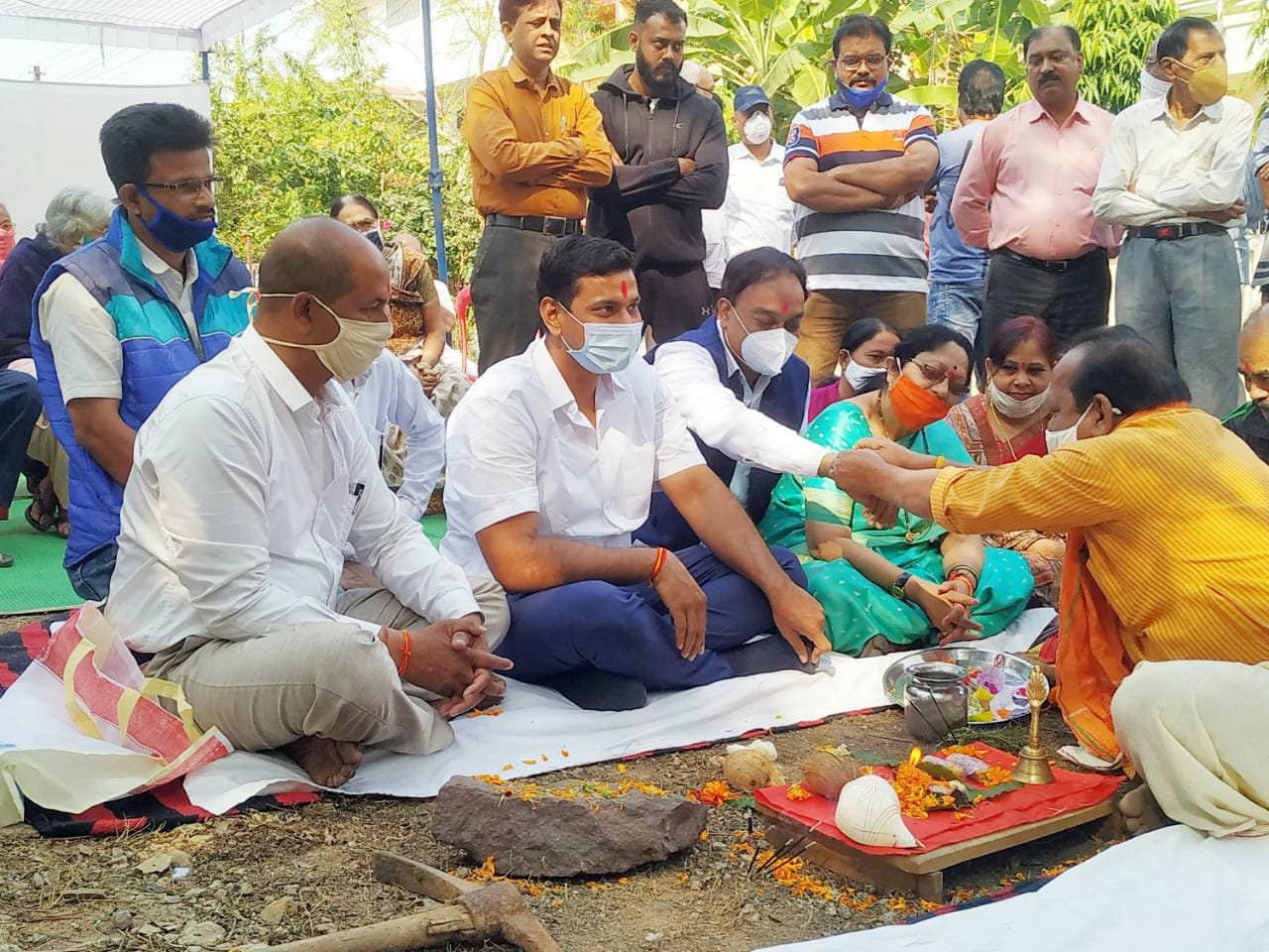 Asphaltization of roads in hoods, the mayor did Bhoomipujan