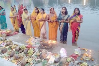 उगते सूर्य को अर्घ्य देकर संपन्न हुई छठ पूजा, भगवान से मांगी दुआएं