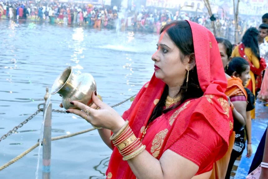 भगवान सूर्य को व्रतियों ने दिया पहला अर्घ्य, सुबह दूसरा अर्घ्य देने के साथ संपन्न होगा चार दिवसीय छठ का अनुष्ठान