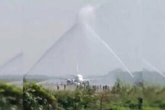 मिथिलांचलवासियों सपना पूरा, दरभंगा एयरपोर्ट पर उतरा पहला यात्री विमान, मिला वाटर सैल्यूट