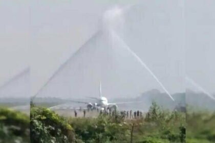 मिथिलांचलवासियों सपना पूरा, दरभंगा एयरपोर्ट पर उतरा पहला यात्री विमान, मिला वाटर सैल्यूट