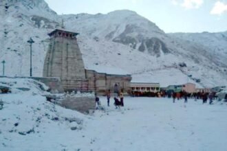 केदारनाथ धाम में हुई भारी बर्फबारी, मंदिर परिसर के चारों ओर बर्फ ही बर्फ