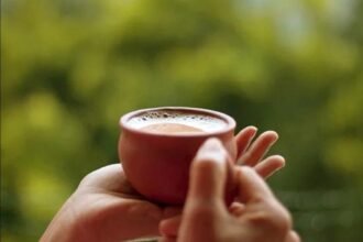 देश के सभी रेलवे स्टेशनों पर अब केवल कुल्हड़ में चाय की चुस्की ले सकेंगे, प्लास्टिक के कप नहीं आएंगे नजर