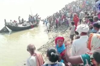 भागलपुर में नाव पलटी, 30 को बचाया गया, 20 लोग लापता