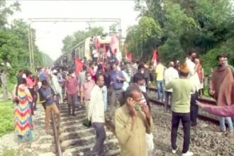 भारत बंद : प्रभावित हुईं बस सेवाएं, रेलवे ट्रैक को किया ब्लॉक