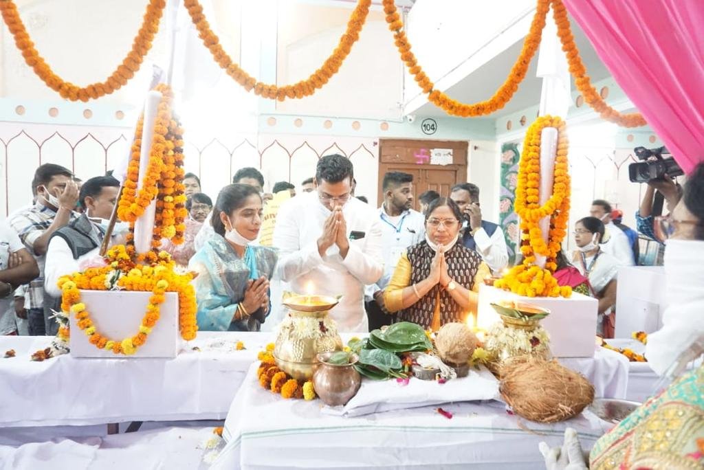Salute to Baba, the Mayor took blessings, prayed for the benefit