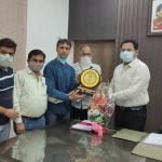 Chhattisgarh Chamber of Commerce Bhilai unit presented a memento