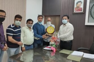 Chhattisgarh Chamber of Commerce Bhilai unit presented a memento