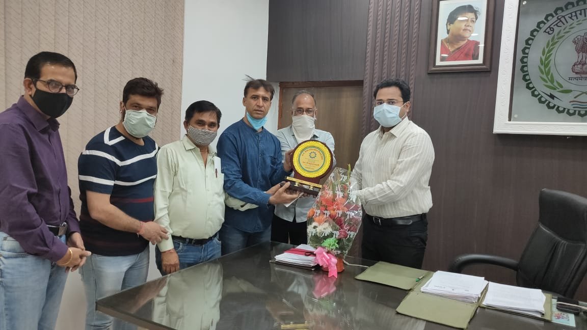 Chhattisgarh Chamber of Commerce Bhilai unit presented a memento