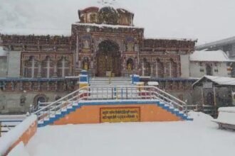 मौसम ने ली करवट, बदरीनाथ में जमकर बर्फबारी, मैदानी इलाकों में बारिश के बाद पारा गिरा