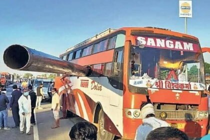 कभी नहीं देखा होगा ऐसा दर्दनाक हादसा, चलती बस में घुसा 100 फीट लम्बा पाइप