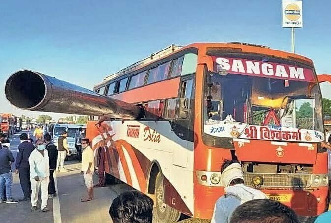 कभी नहीं देखा होगा ऐसा दर्दनाक हादसा, चलती बस में घुसा 100 फीट लम्बा पाइप