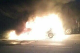 दर्दनाक हादसा, कंटेनर में जा घुसी कार, पांच लोग जिंदा जले