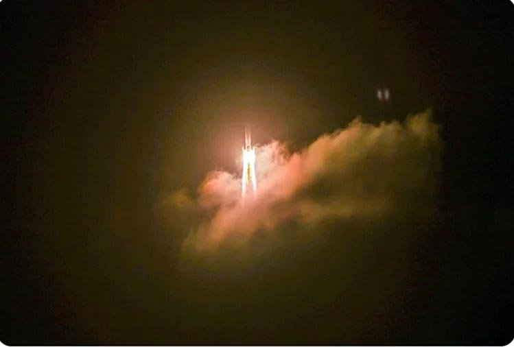 चांद की सतह पर लैंड हुआ चीन का पहला मानवरहित स्पेसक्राफ्ट, नमूने एकत्र करके लौटेगा