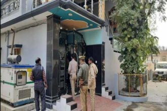 पूर्व कैबिनेट मंत्री गायत्री प्रजापति के घर ईडी का छापा, आय से अधिक संपत्ति का है मामला