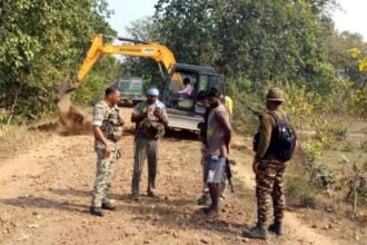 नक्सलियों ने 20 जगह से काटी सड़क, मरम्मत कराने टीम के साथ पहुंचे एसपी, गृह मंत्री ने ट्वीट कर की तारीफ़