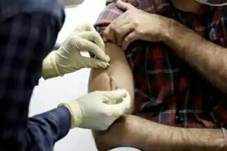 45 साल से ज्यादा उम्र वाले सभी लोगों को 1 अप्रैल से लगेगा कोरोना का टीका, कैबिनेट की मंजूरी