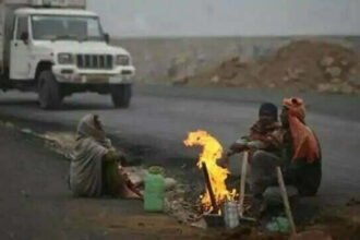 बर्फीली हवाओं से उत्तर भारत में बढ़ी ठिठुरन, दिल्ली से पंजाब तक कांप रहे लोग