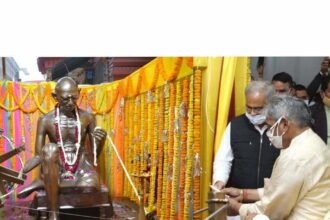 The Chief Minister unveiled the statue of Mahatma Gandhi