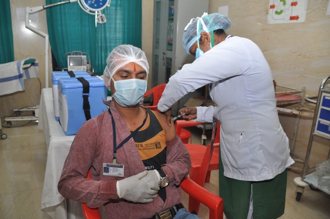 Corona vaccination started in Chhattisgarh… Ward boy Hemant Dubey gets first vaccine