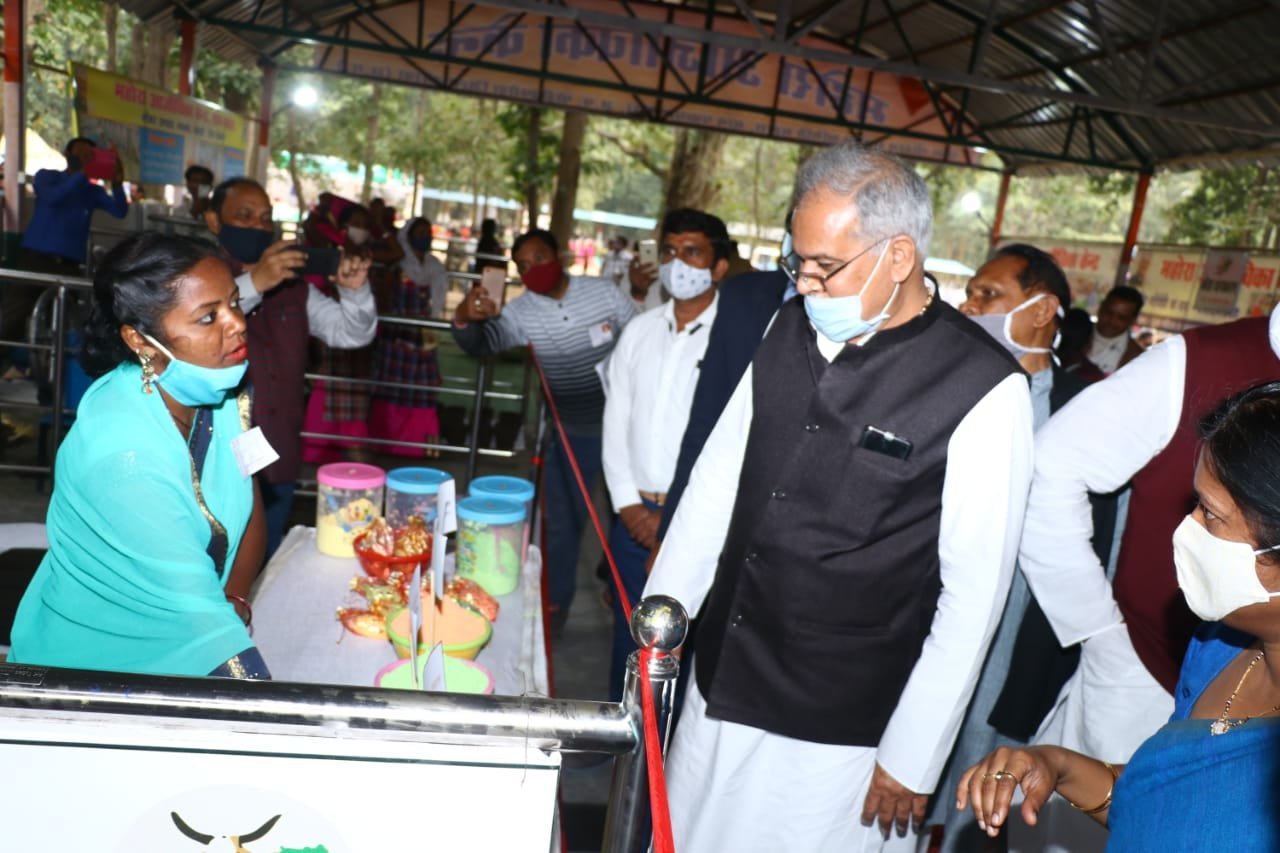 Chief Minister Bhupesh Baghel inspected Mahora Gauthan…. Worshiped by offering flowers on the idol of cow dung Saraswati