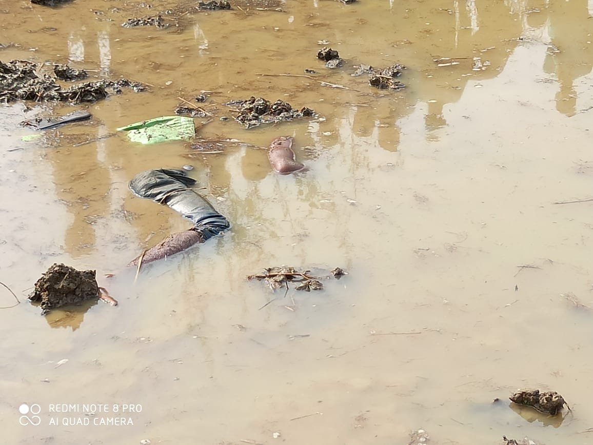 Tragic accident: Another tractor pulling the tractor stuck in the field