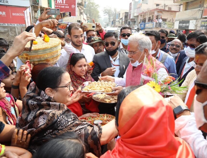Chief Minister Baghel went out to ask for donations on the Lok Pher Chhechhera Punni of Mahadan