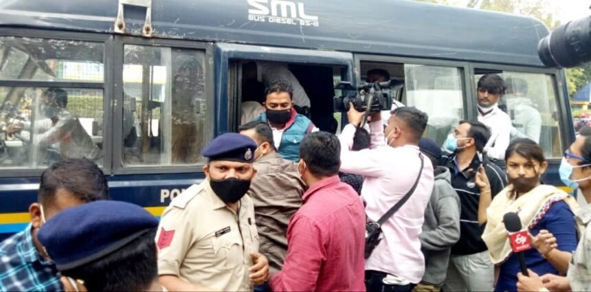 Unemployed Travel in Gujarat: Youth Congress's Hullabol