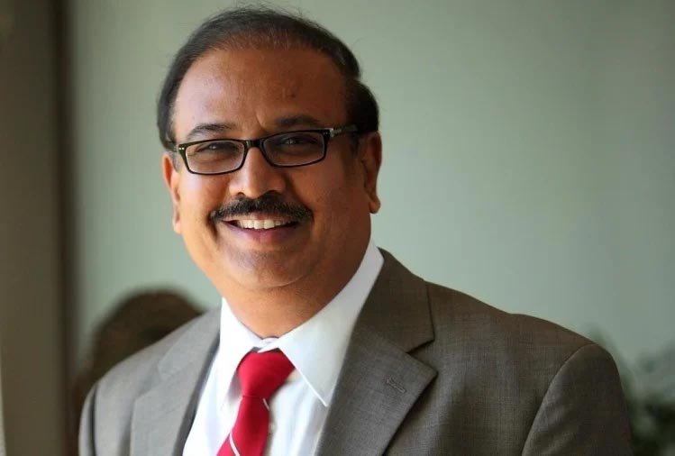 वैक्सीन पर तकरार: कोवैक्सिन को 'पानी' बताने पर भड़के बायोटेक अध्यक्ष, सीरम पर किया पलटवार