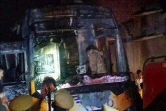 हाइटेंशन बिजली की तार से टकराई बस, जिंदा जले छह लोग, 36 झुलसे