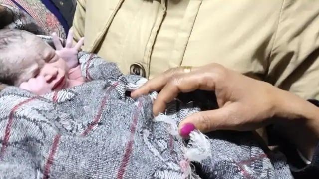 थ्री इडियट्स के रैंचो की तरह लैब टेक्नीशियन ने चलती ट्रेन में कराई डिलीवरी