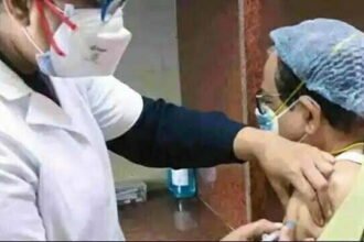 पहली बार एक दिन में भारत के 3 लाख लोगों को लगा कोरोना टीका, यूके-यूएस से कहीं ज्यादा