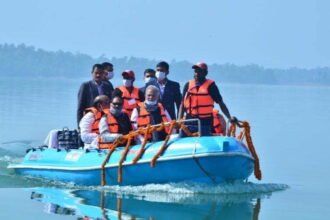 Chief Minister did boating sitting in cruise boat: said- Chhattisgarh is full of natural beauty, come to Satarenga, enjoy
