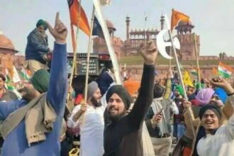 लाल किले पर हुई हिंसा और धार्मिक झंडा लगाने के संबंध में राजद्रोह का केस दर्ज