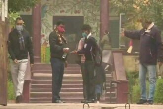 10 महीने बाद खुले स्कूल, खिला छात्रों का चेहरा, कहा- ऑनलाइन में नहीं होती स्कूल जैसी पढ़ाई