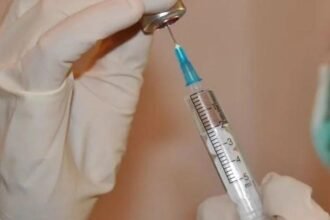 वैक्सीनेशन में बड़ी लापरवाही: मोबाइल पर बात करते-करते नर्स ने महिला को वैक्सीन की डबल डोज दे दी