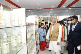 The fragrance of Madhukam scattered in the litigants of Jashpur…. The women of Mahua and herds have prepared a special sanitizer