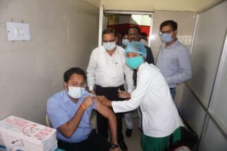 Commissioner Rituraj Raghuvanshi arrives at Kovid Vaccination Center of Supaela Shastri Hospital
