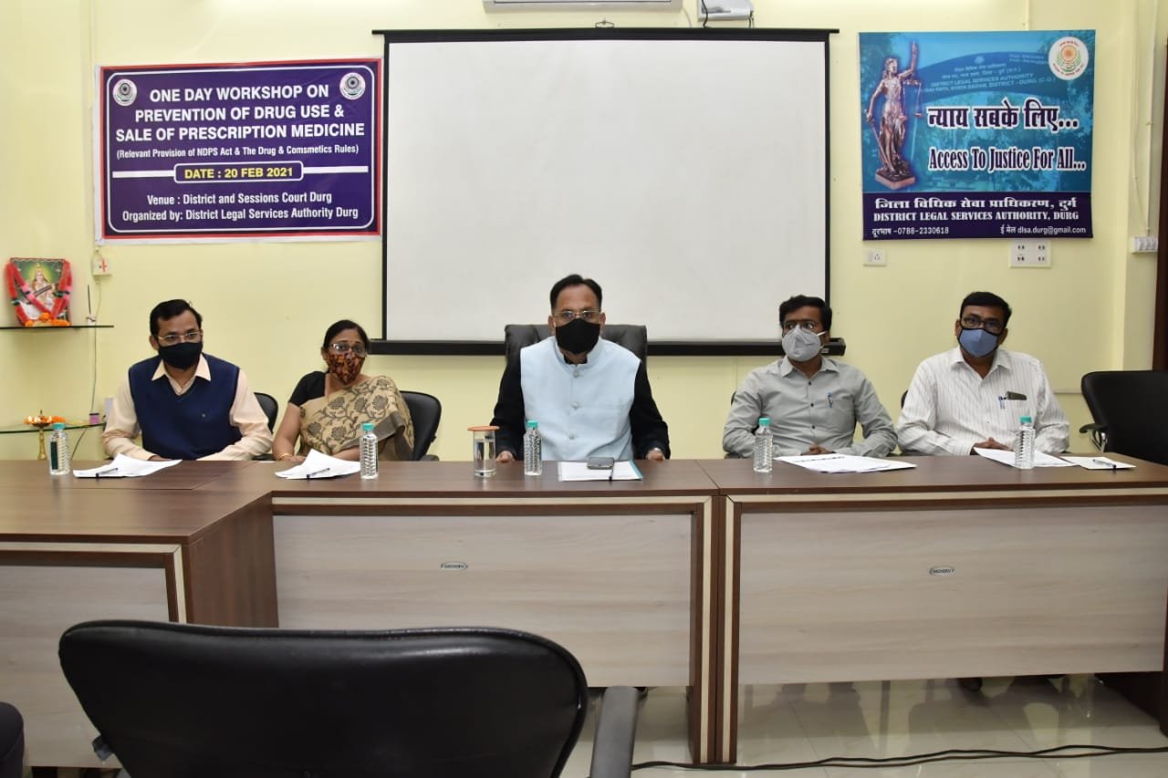 One day workshop of drug inspectors and medical store operators: Judge Rajesh Srivastava said that giving banned drugs without doctor's prescription is a legal offense
