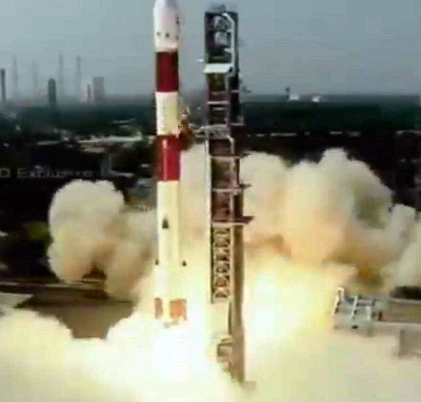 नए साल का पहला मिशन अमेजोनिया-1 लॉन्च : इसरो ने अंतरिक्ष में भेजी भगवत गीता और पीएम मोदी की तस्वीर