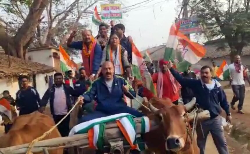 जय जवान जय किसान के उद्घोष के साथ बैलगाड़ी में कांग्रेसियों ने निकाली पदयात्रा