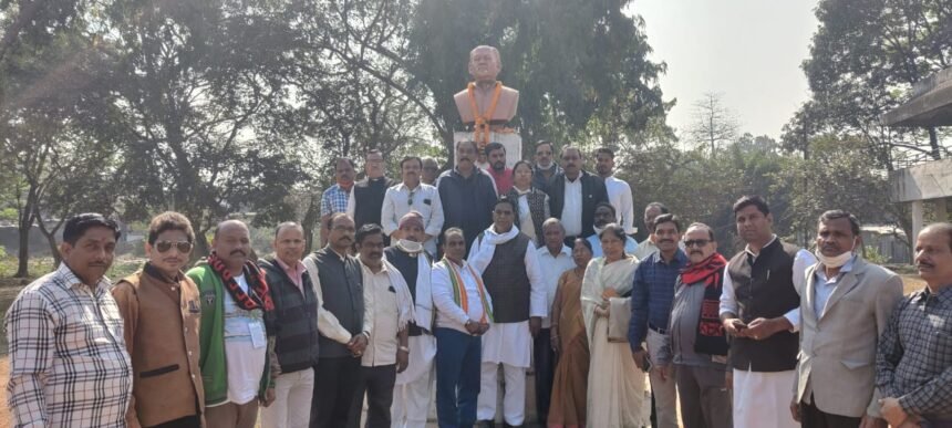 Congress leaders from Bhilai salute him on the death anniversary