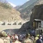 ऋषिगंगा नदी में अचानक बढ़ा पानी का स्तर, रोकना पड़ा बचाव कार्य, टनल से निकली टीम