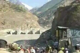 ऋषिगंगा नदी में अचानक बढ़ा पानी का स्तर, रोकना पड़ा बचाव कार्य, टनल से निकली टीम