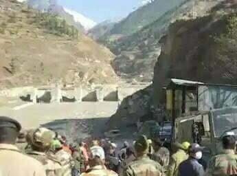 ऋषिगंगा नदी में अचानक बढ़ा पानी का स्तर, रोकना पड़ा बचाव कार्य, टनल से निकली टीम